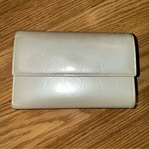 Lovcat Pearlized White Heart Billfold Wallet with gold hardware‎